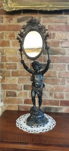 Putto z lusterkiem brąz 