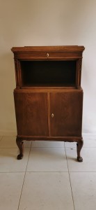 Komoda dębowa na kabriolowych nogach 