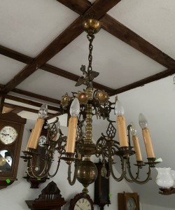 Żyrandol mosiężny , mocno zdobiony 