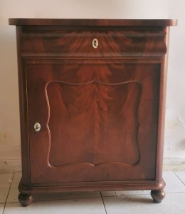 Szafka w mahoniu piramidalnym