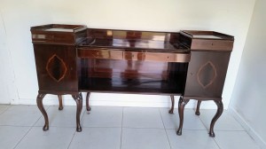 Mebel wykonany z drewna mahoniowego z intarsjami