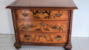 Komoda eklektyczna wykonana w orzechu