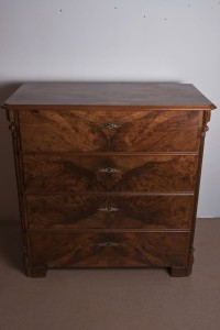 Komoda orzechowa 4 szufladowa 